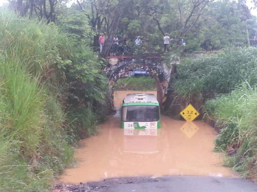 Chuva desaloja famílias e isola bairros em Campinas