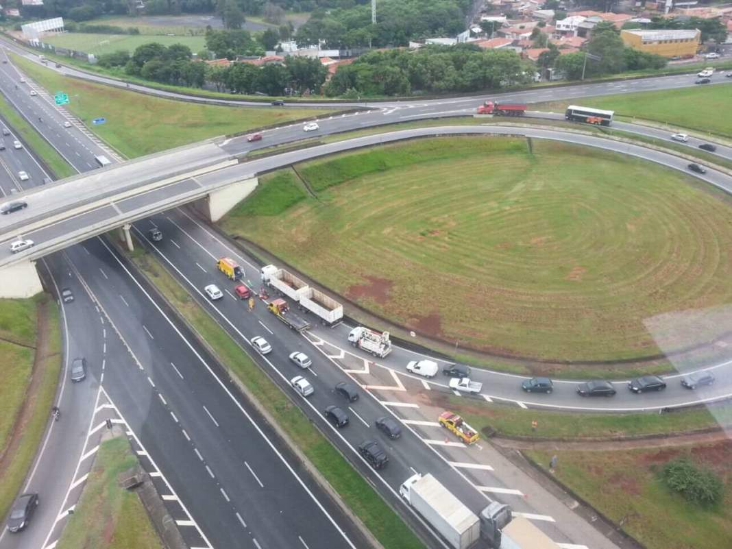 Acidente trava trânsito no sentido interior da Anhanguera