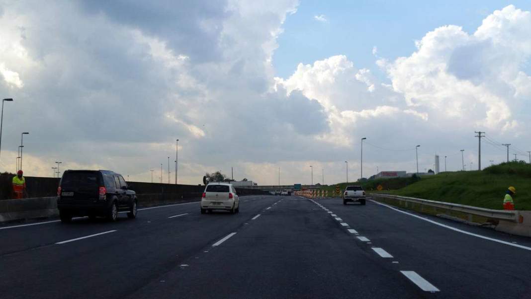 Acidente envolvendo 5 motos e um carro deixa dois mortos na Anhanguera, em Jundiaí