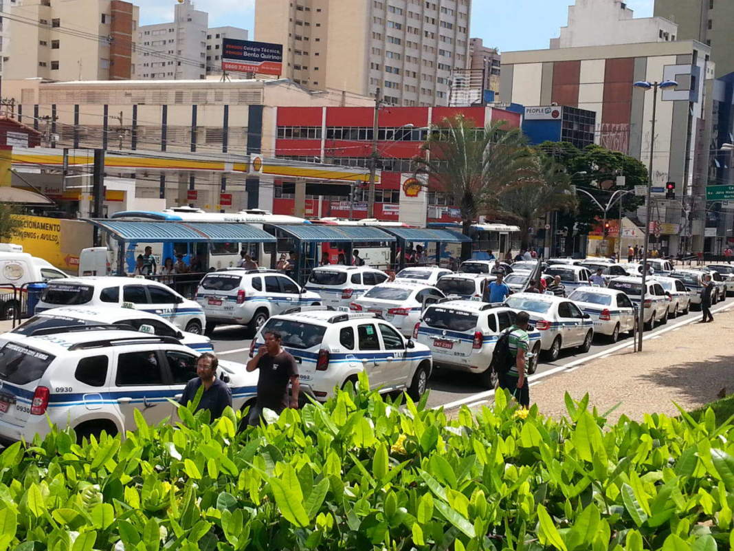Taxistas fazem protesto contra aplicativo Uber e fecham Avenida Anchieta