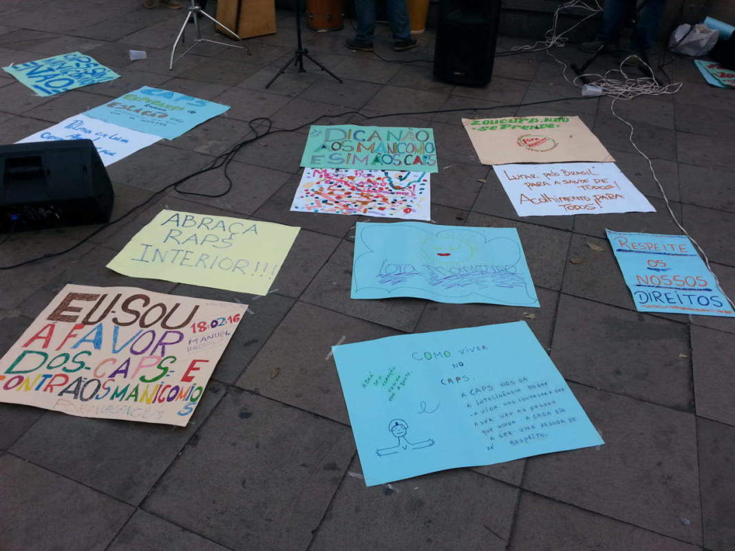 Grupo protesta contra o fim do transporte gratuito para usuários dos CAPS