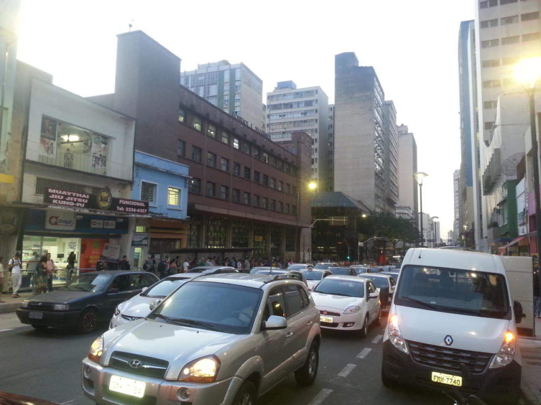 Obras complicam o trânsito na Avenida Francisco Glicério