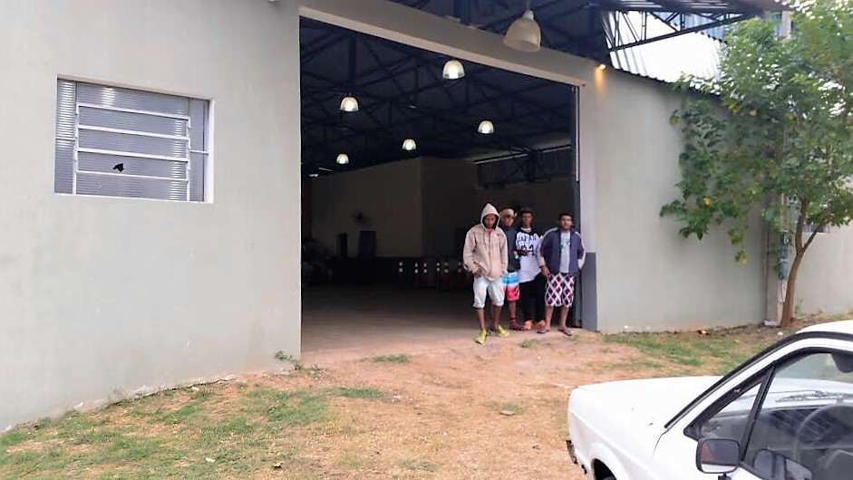 Após incêndio, famílias vão para ginásio e precisam de doações