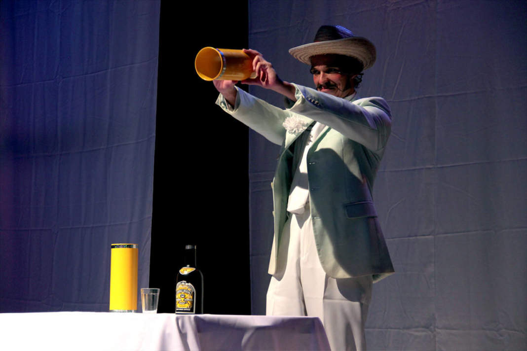 Espetáculo une circo e ilusionismo na arena do Sesc