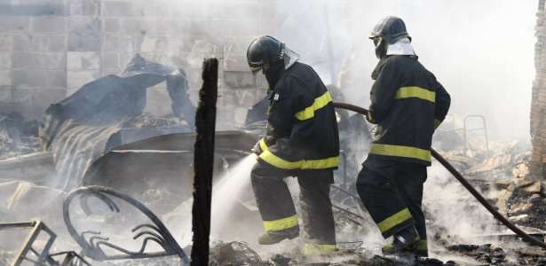 Fogo em mato acaba em incêndio no estoque de empresa de papelão em Campinas