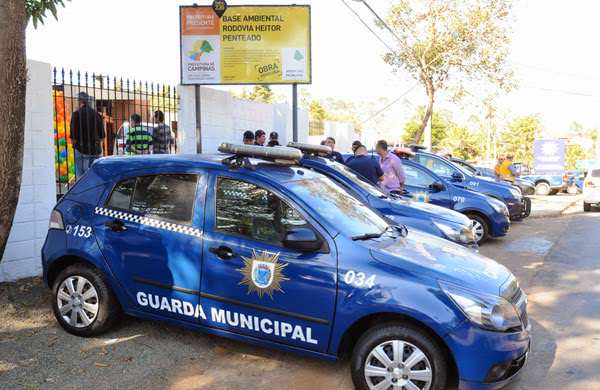Caminhão perde freio e cai dentro de ribeirão de Valinhos