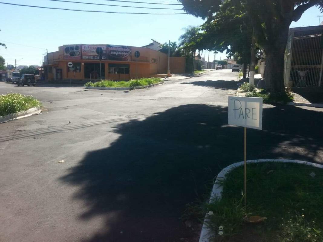 Moradores improvisam placa em cruzamento de Campinas