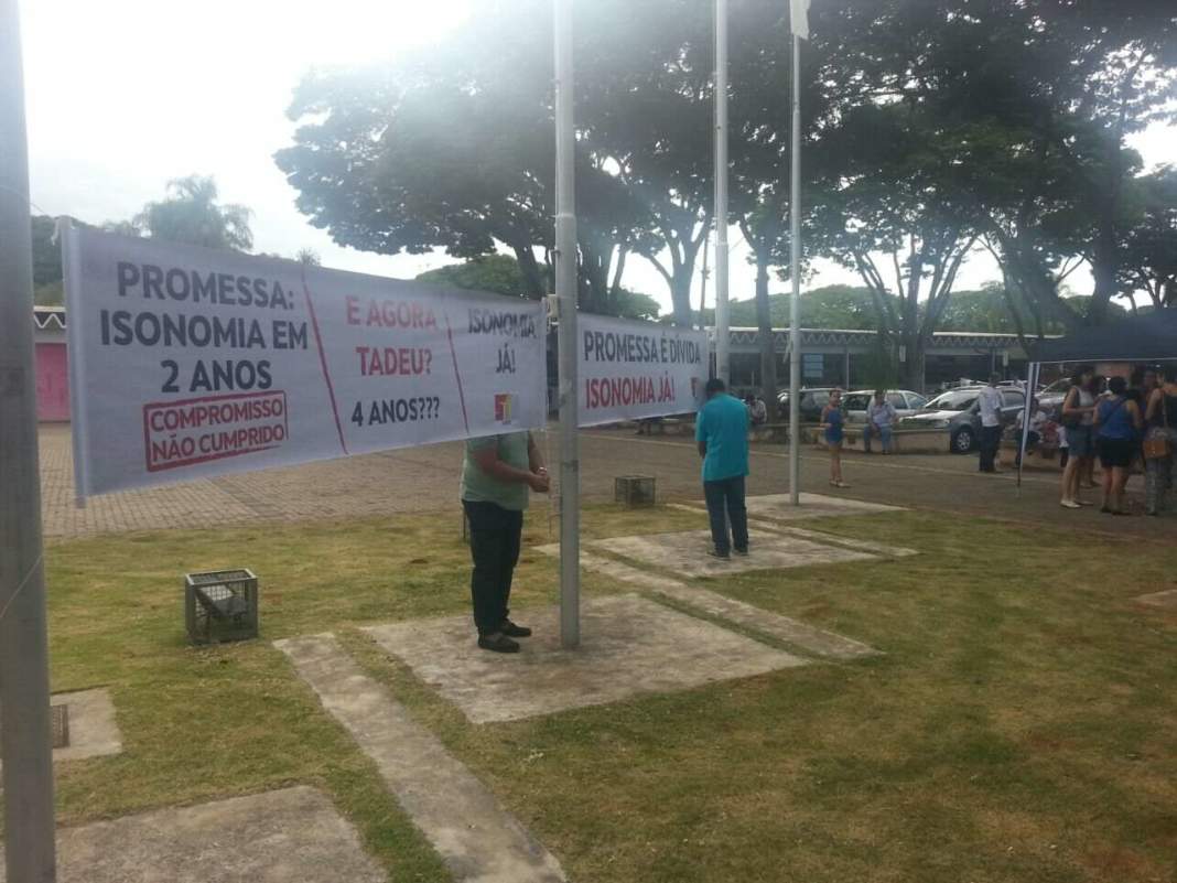 Servidores da Unicamp fazem ato em frente à reitoria