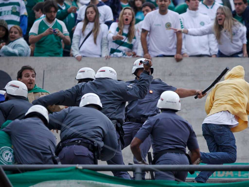 Torcedores do Guarani enfrentam a PM após eliminação