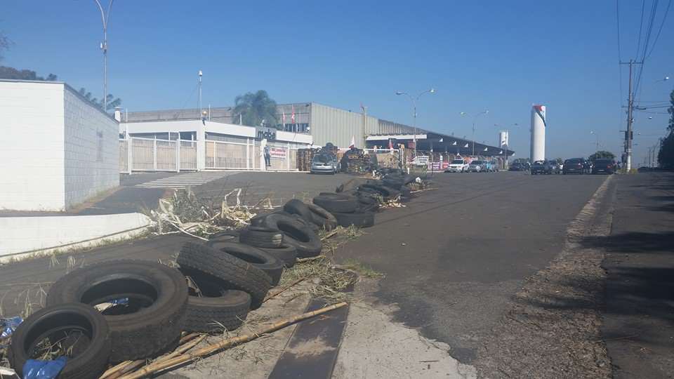Funcionários da Mabe montam barricada e prometem resistência à PM