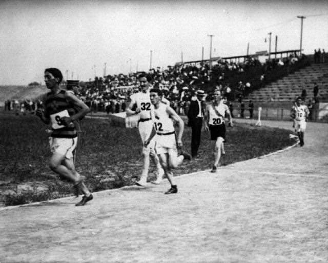 Em 1904, o maratonista Fred Lorz foi um primeiro trapaceiro em uma maratona