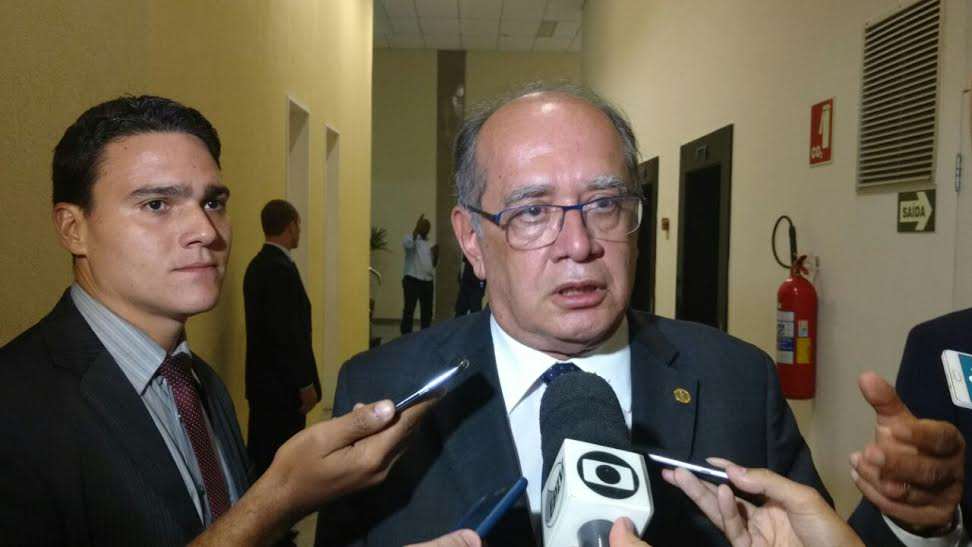 Ministro Gilmar Mendes afirma que falta maturidade para políticos ao tentarem levar decisão do impeachment para a justiça