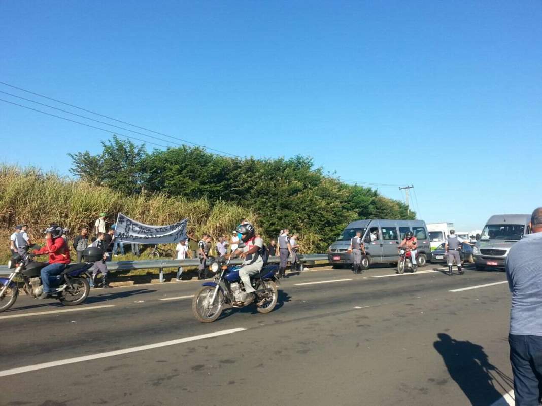 Manifestantes fecham Zeferino Vaz por quase três horas
