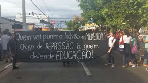 Estudantes da rede pública fazem passeata contra más condições de ensino, em Campinas