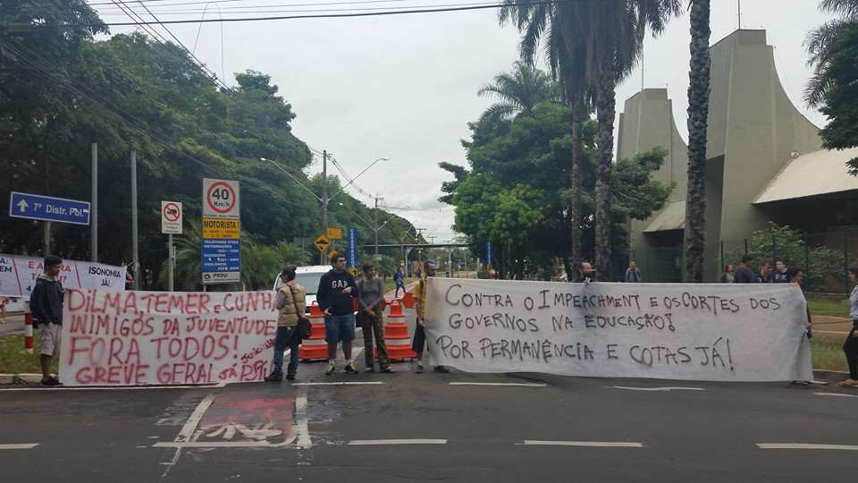 Estudantes fecham entradas da Unicamp em protesto