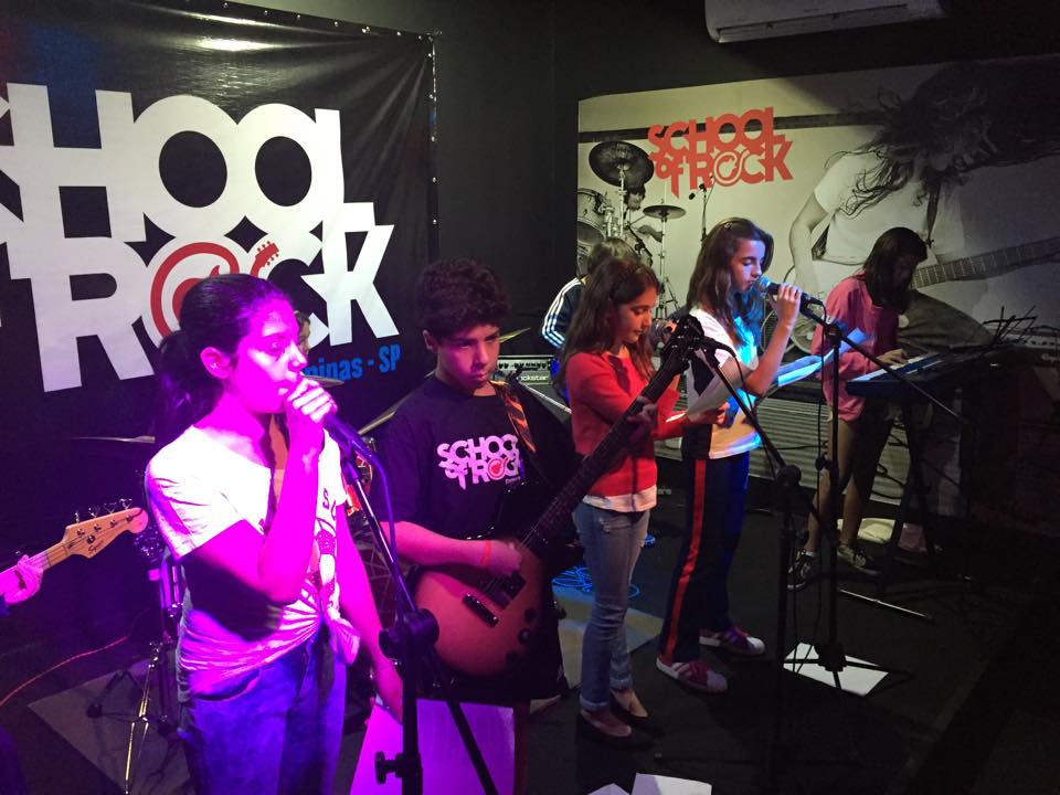 Uma aula sem giz, lousa e fórmulas: conheça a escola do rock que ensina ACDC, Beatles e Pearl Jam