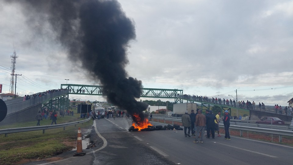 Protesto bloqueia a rodovia Campinas-Monte Mor e provoca congestionamento