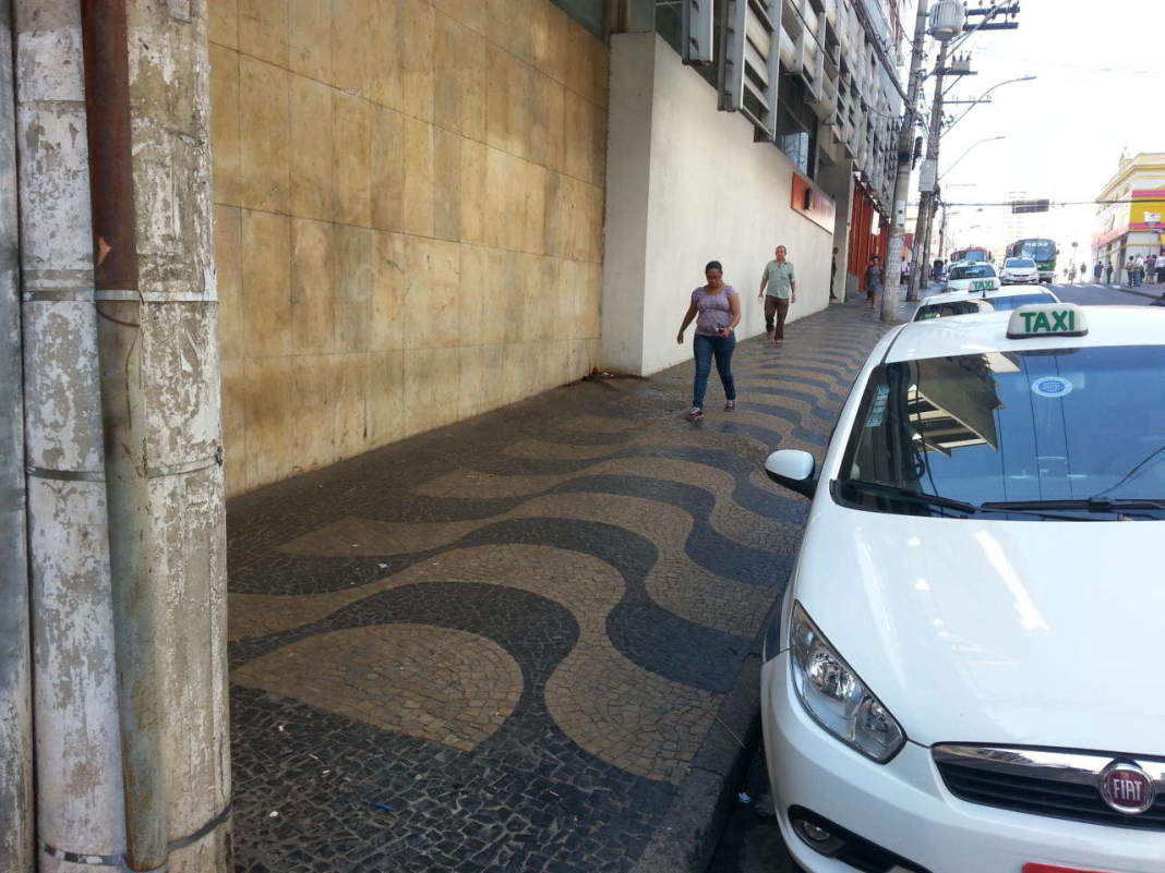 Taxistas reclamam de sujeira na Rua José Paulino, em Campinas