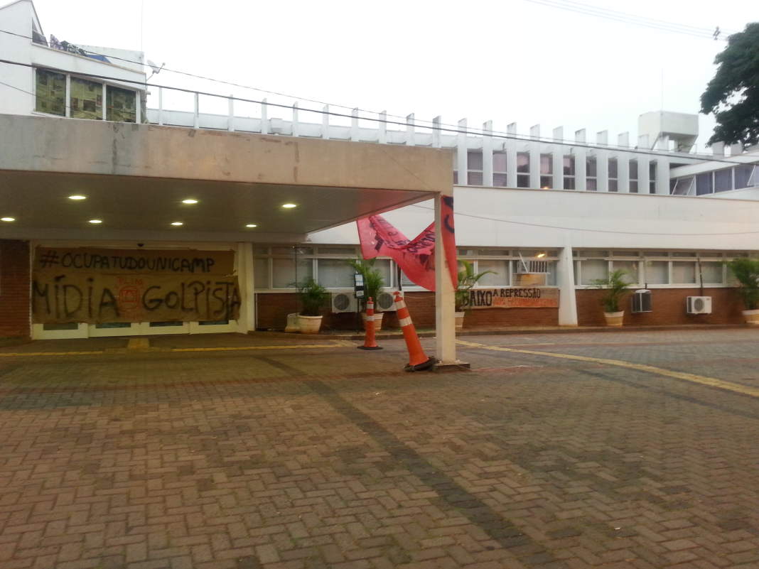 Mesmo com ordem de reintegração de posse, alunos da Unicamp continuam com a ocupação da reitoria