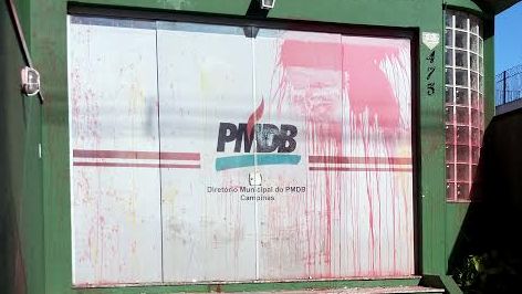 Antiga sede do PMDB é atacada por manifestantes