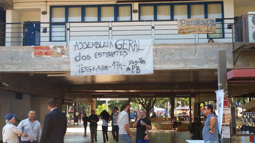 Alunos da Unicamp, que ocupam o prédio da reitoria, pedem anistia