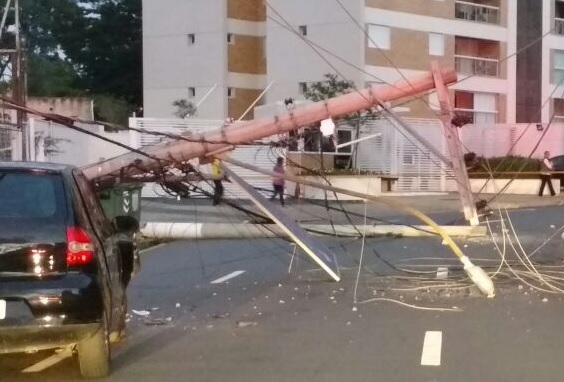 Motorista perde controle do carro e derruba dois postes em Campinas