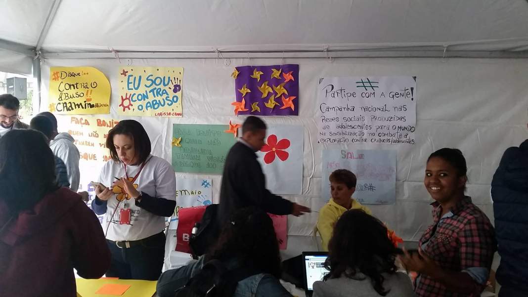 Mobilização no centro de Campinas alerta população a respeito da exploração infantil