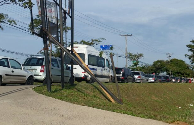 Estacionamento pago lota ruas ao redor do Celso Pierro