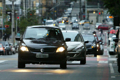 Obrigatoriedade do farol baixo em rodovias aumenta movimento em auto elétricas