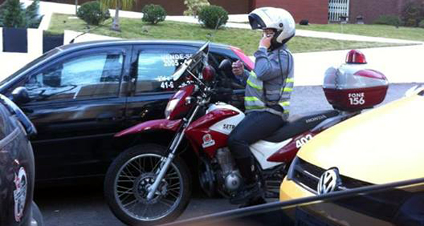 Série Moto 10 – Não usar o telefone celular enquanto pilota uma moto