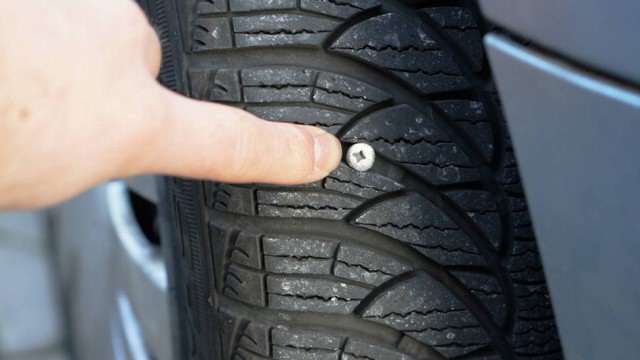 Qual tipo de reparo é pedido, na situação de pneu furado?