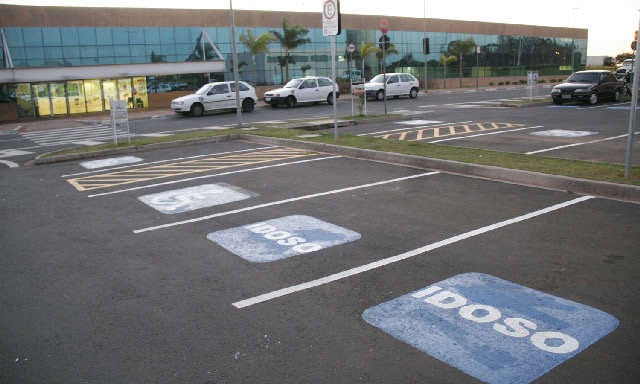 Mudança em Código de Trânsito permite que Emdec multe e guinche carros em shoppings e mercados