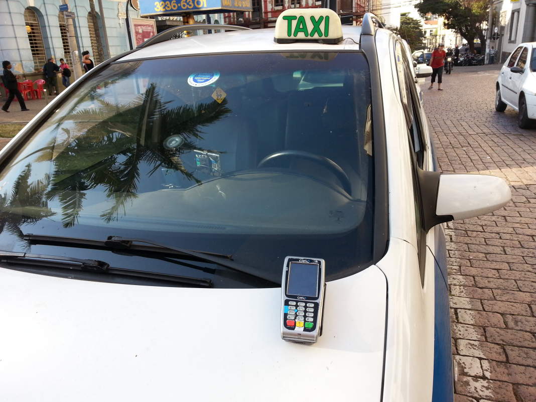 Taxistas são obrigados a aceitarem cartões como formas de pagamento em Campinas