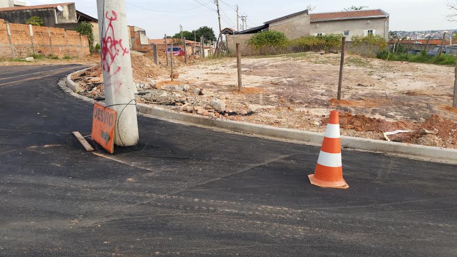 Asfalto chega ao  São Judas Tadeu em Campinas, mas poste fica no meio da rua