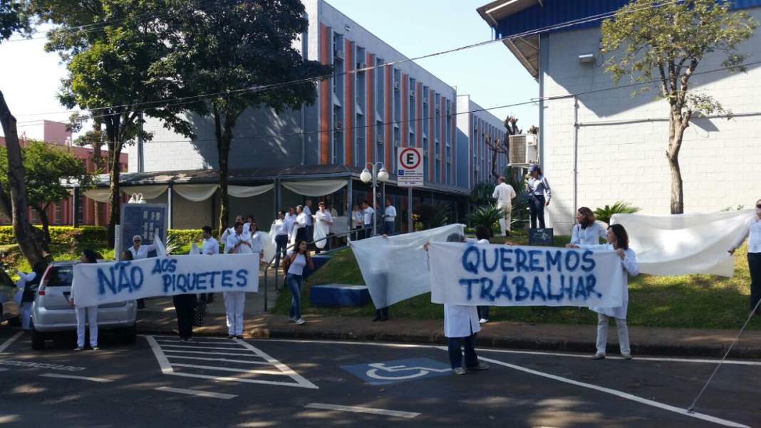 Professores e alunos fazem ato contra piquetes na Unicamp