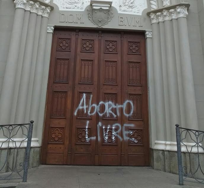 Basílica do Carmo é  pichada  com  frases ligadas ao movimento feminista