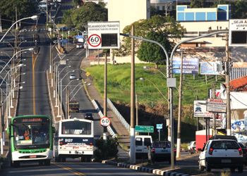 Corredor de ônibus da Avenida das Amoreiras é fechado para limpeza