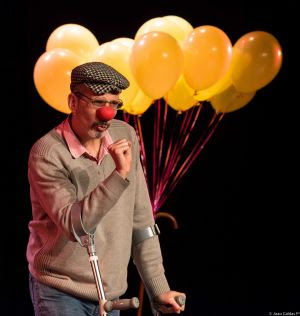 Ator interpreta no palco o drama próprio da esclerose múltipla