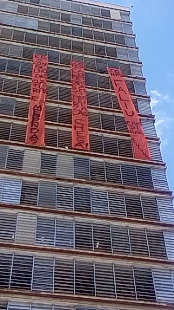 Prefeitura entra na justiça e registra BO contra manifestantes que afixaram faixas no Paço