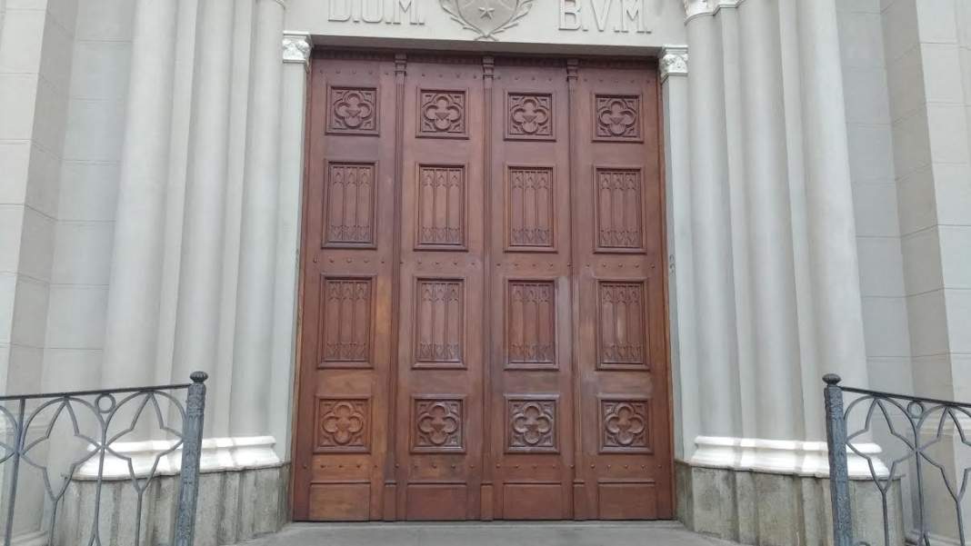 Restauradores recuperam a porta da Basílica do Carmo