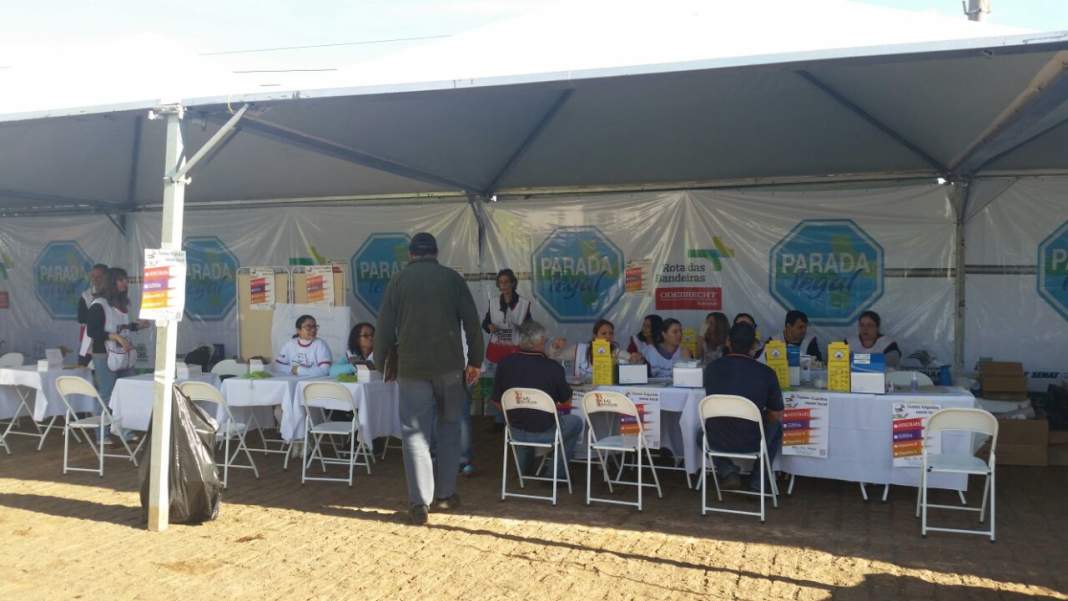 Serviços gratuitos em rodovia atraem caminhoneiros na região