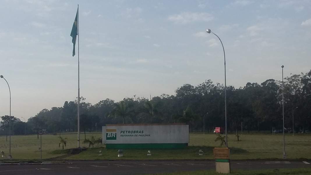 Após reclamações de moradores, Replan é multada pela Cetesb