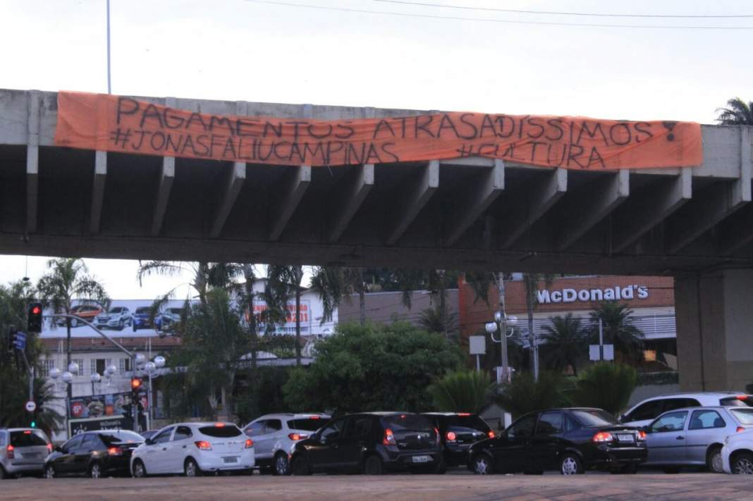 Manifestantes espalham faixas em pontos de Campinas com críticas ao governo Jonas