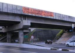Manifestantes espalham faixas em pontos de Campinas com críticas ao governo Jonas