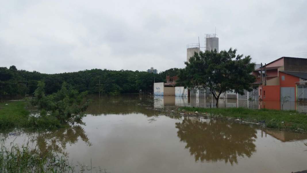 Chuva inunda bairros e desaloja moradores em Sumaré