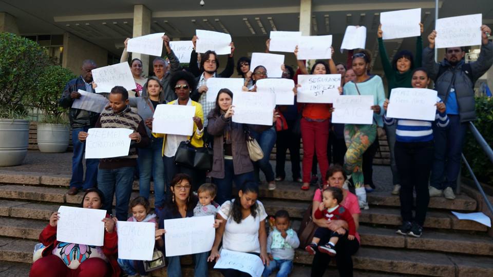 Pais fazem ato em frente à Prefeitura de Campinas
