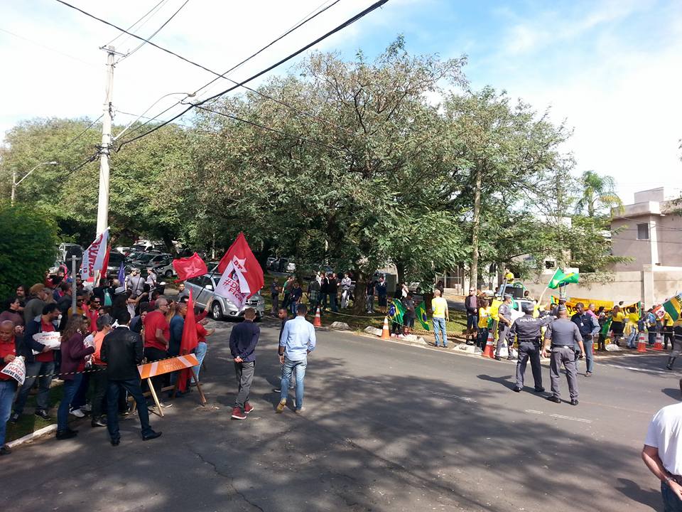 Manifestantes pró e contra recebem presidente afastada Dilma Rousseff em Campinas