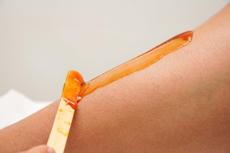 Com risco de doenças como HPV, projeto de lei quer proibir reutilização da cera depilatória