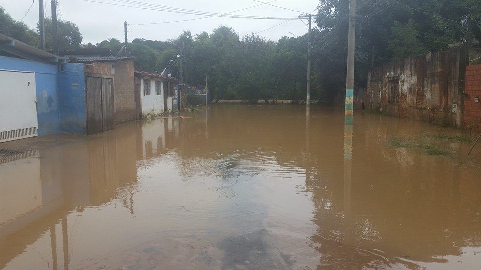Cheia do Rio Atibaia causa inundação no distrito de Sousas, em Campinas