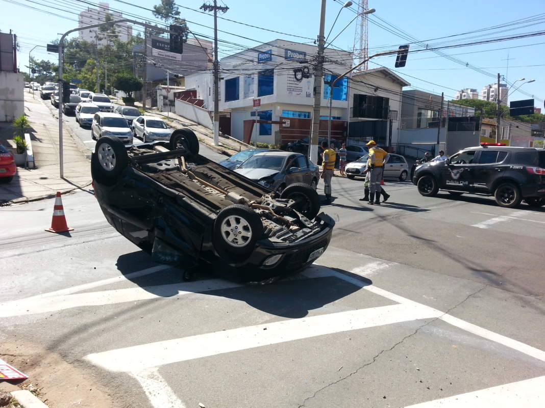 Carro capota em acidente na Orosimbo Maia, em Campinas